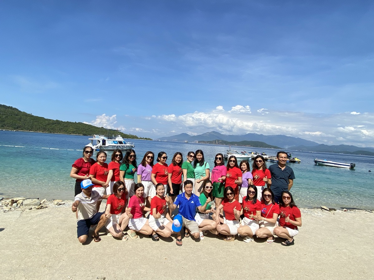 Group on the beach with Nha Trang boats