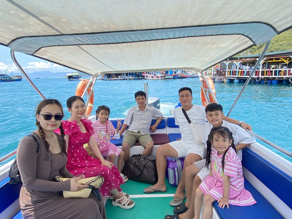 Family boat trip in Nha Trang bay